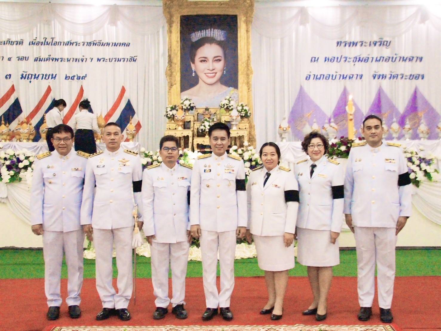 สพอ.บ้านฉาง ร่วมพิธีทำบุญตักบาตรและร่วมจุดเทียนชัยถวายพระพร เนื่องในโอกาสวันเฉลิมพระชนมพรรษา 4 รอบ สมเด็จพระนางเจ้าฯ พระบรมราชินี 3 มิถุนายน 2569