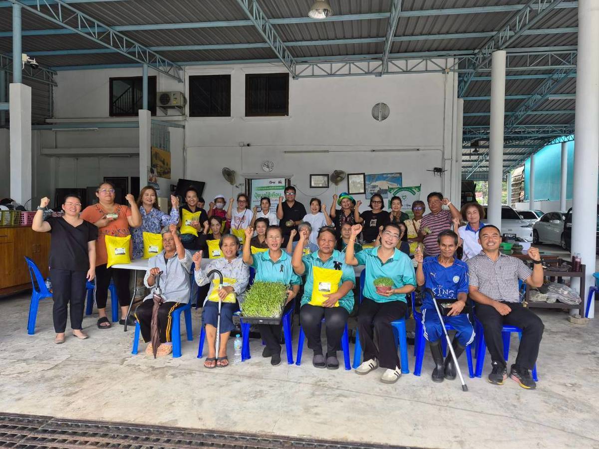 สำนักงานพัฒนาชุมชนอำเภอบ้านฉาง ดำเนินโครงการสนับสนุนกิจกรรมตามแผนการขับเคลื่อนการขจัดความยากจน กิจกรรมสนับสนุนการปลูกพืชผักสวนครัว (จากดินสู่ครัว) 